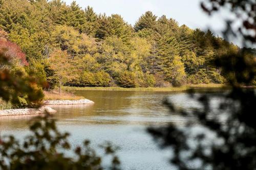 Secluded Luxury Camping Tent on Otter Lake near Girard, Illinois in Carlinville (IL)