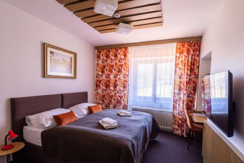 2 bedrooms, 4 beds