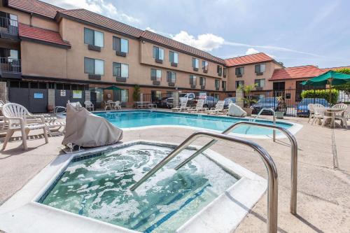 Quality Inn & Suites Bell Gardens-Los Angeles - image 12