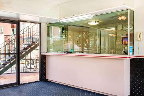 ล็อบบี้, โรดเวย์ อินน์ เนียร์ เมลโรส อเว (Rodeway Inn near Melrose Ave) near สุสานฮอลลีวูด