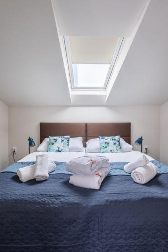1 king bed, 1 sofa bed