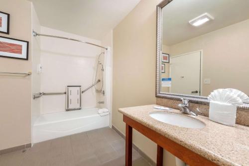 Comfort Inn Santa Monica - West Los Angeles - image 7