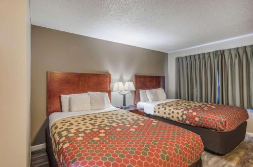 Econo Lodge Inn & Suites