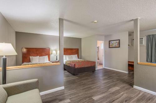 Econo Lodge Yreka - image 11