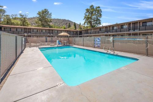 Econo Lodge Yreka - image 9