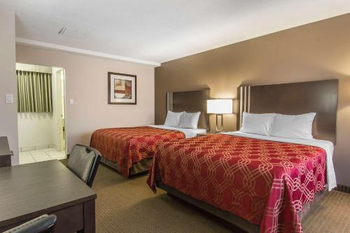 Econo Lodge Inn & Suites