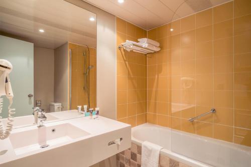 room detail thumbnail 2