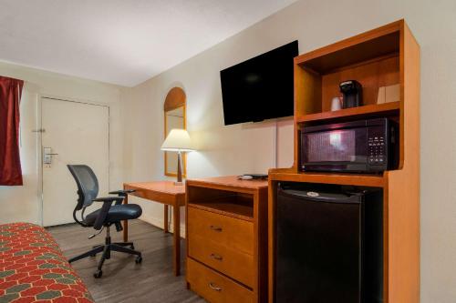 Econo Lodge Goldsboro - image 2