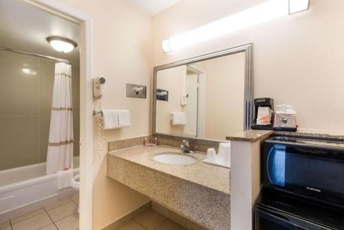 Econo Lodge North Washington - image 10