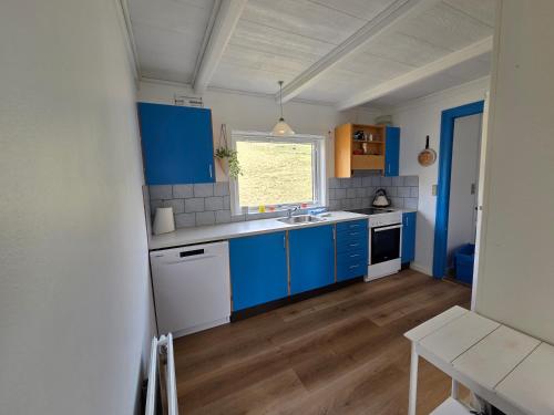 מטבח, Charming 2BR Home with Sea and Mountain Views in Sandavágur