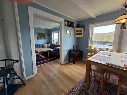 מתקני המלון, Charming 2BR Home with Sea and Mountain Views in Sandavágur