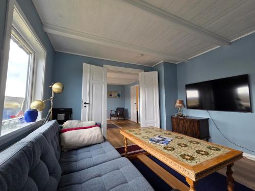 מתקני המלון, Charming 2BR Home with Sea and Mountain Views in Sandavágur