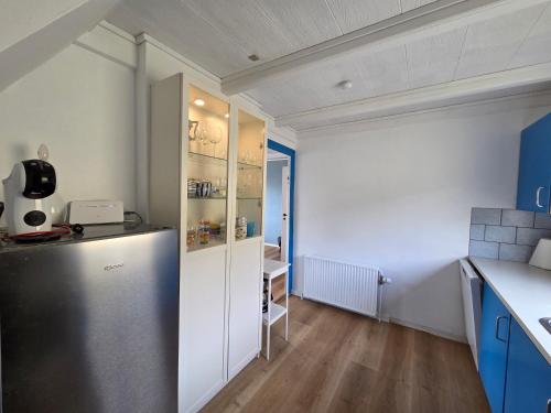 מטבח, Charming 2BR Home with Sea and Mountain Views in Sandavágur