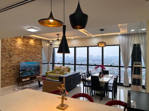 Skyline Luxe 4BR Retreat with En-suite Icon City Skyline Luxe 4BR Retreat with En-suite Icon City