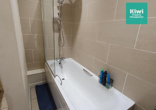 ฝักบัว, Central 2 Bedroom Apartment Belfast - Spacious & Modern in สเกโกเนล