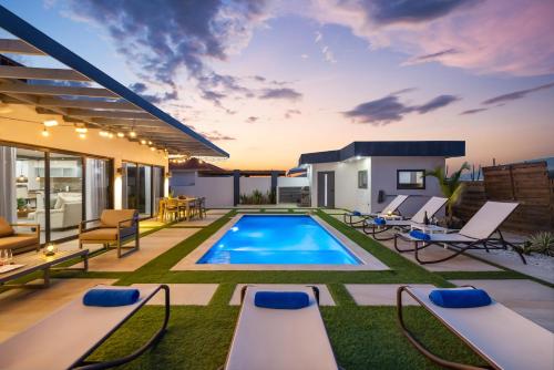 Modern 3br - 1 Min To Beach, Pool, Prime Location!