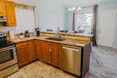 entire house THE BLUE DOOR with garage access in 大草原區