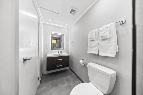 Modern 3BR 1 Min to Beach Pool Prime location - image 3