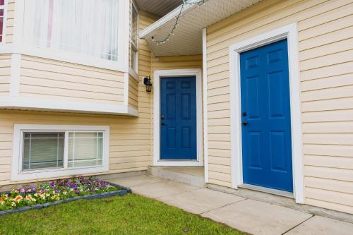 THE BLUE DOOR house with Central AC and garage access