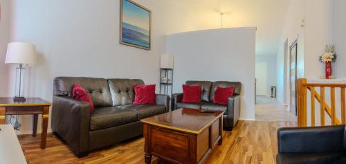 entire house THE BLUE DOOR with garage access in 大草原區