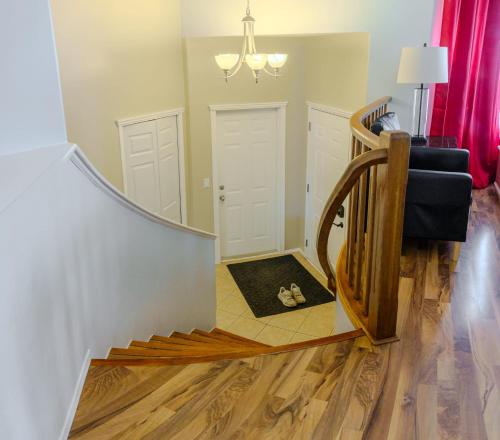 entire house THE BLUE DOOR with garage access in 大草原區