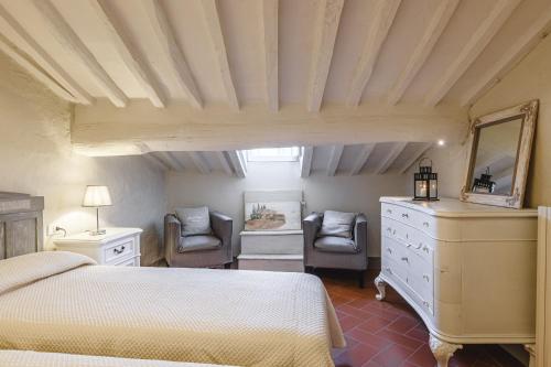 Suite with Hot Tub image 1