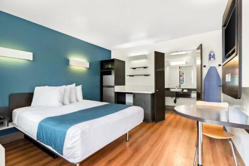 Studio 6  Suites Chattanooga, TN - Lookout Mtn.