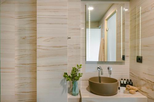 Deluxe Suite image 9