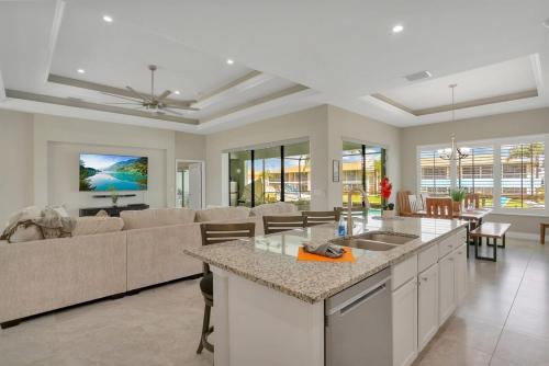 Villa Salty Fins - Beautiful Gulf Access Pool Home - image 2