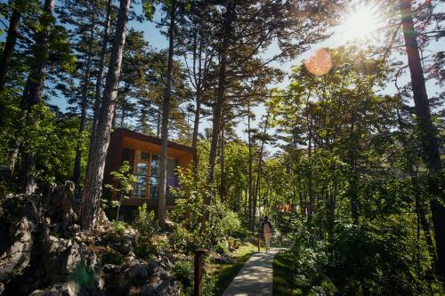 Comfort Glamping Hut with Hot Bath and Balcony