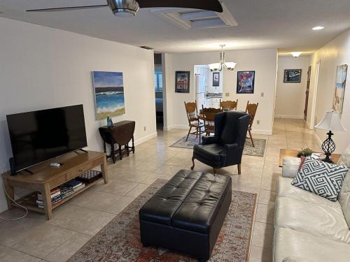 Two-Bedroom House image 5
