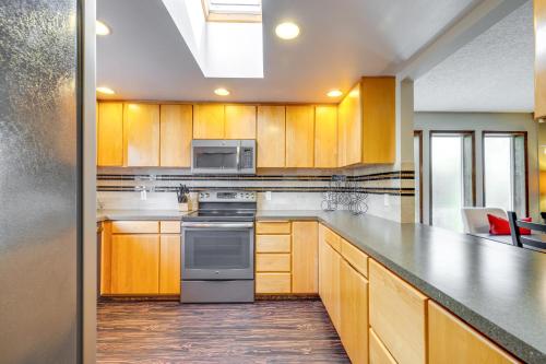Pet-Friendly Ocean Park Rental w/ Outdoor Fire Pit in Ocean Park (WA)