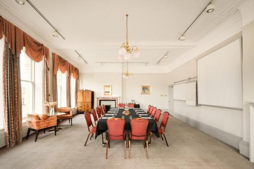 บริการและสิ่งอำนวยความสะดวก, โรงแรม เดอะ เคาน์ตี (The County Hotel) in คาร์ลเซิล