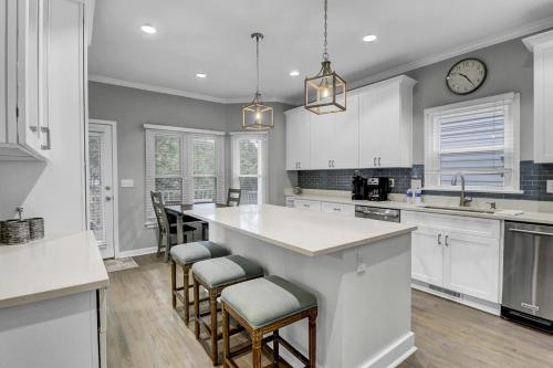 Grand Pavilion 71 by Wild Dunes, Home in Resort Core with Amenity Access in Isle of Palms, USA