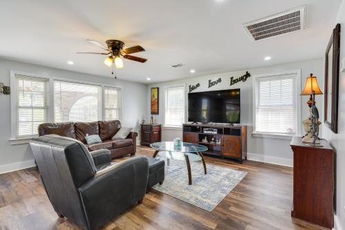 Pet-Friendly Charleston Home Near Dtwn! in Charleston, USA