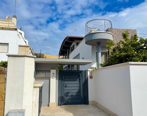 THE SHABBY HOUSE - Charming Seaside Retreat in Central Anzio, Steps from Beach and Train Station - Nettuno