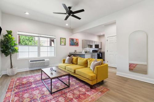 StayAE Downtown - One Bedroom, Ground Floor near เรือรบ ยูเอสเอสคิดด์