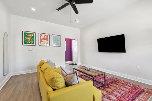 StayAE Downtown - One Bedroom, Ground Floor near เรือรบ ยูเอสเอสคิดด์