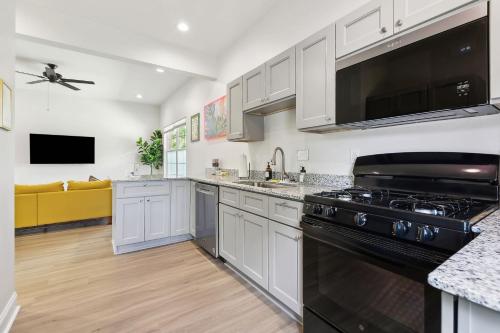 StayAE Downtown - One Bedroom, Ground Floor near อาร์โกซี้ คาสิโน บาตัน รูจ