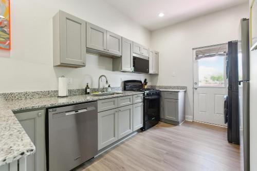 StayAE Downtown - One Bedroom, Ground Floor near เรือรบ ยูเอสเอสคิดด์