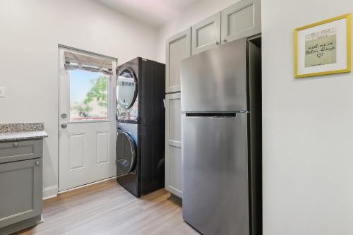 StayAE Downtown - One Bedroom, Ground Floor near อาร์โกซี้ คาสิโน บาตัน รูจ