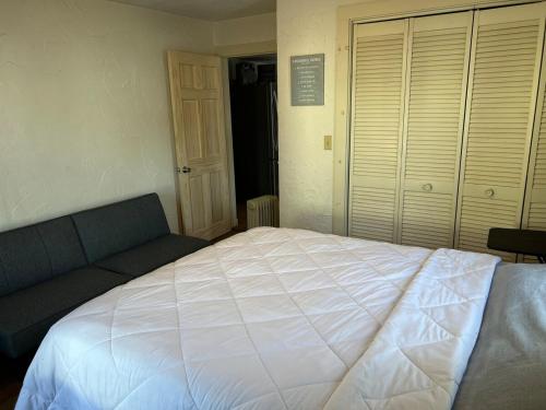 LOWER Apt 2bedrooms with Queen beds&pullout couch