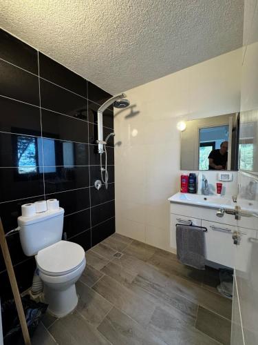 淋浴間, Sophisticated Modern retreat in 迦密山