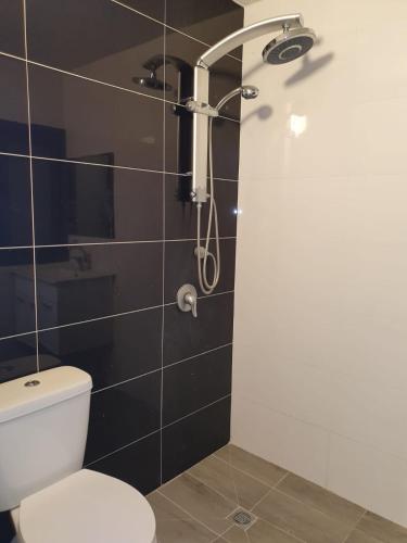 淋浴間, Sophisticated Modern retreat in 迦密山