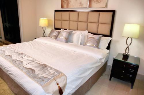 Full View Burj Khalifa and Fountains -Souk Al Bahar- Dream View holiday Home Rental, Dubai (Foto 8)