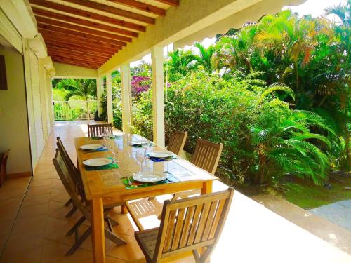 Villa LES TILILIS - BELLE VILLA DE 300 M2 SITUEE AU CALME AVEC GRANDE PISCINE ET VUE MONTAGNE in Πτι-Μπουργκ