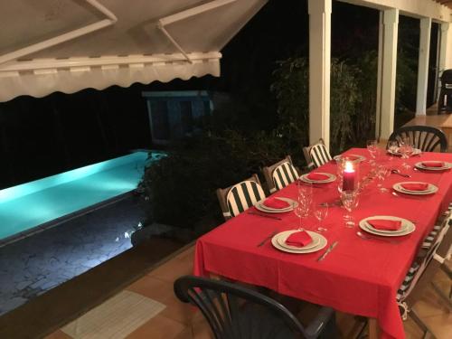 Villa LES TILILIS - BELLE VILLA DE 300 M2 SITUEE AU CALME AVEC GRANDE PISCINE ET VUE MONTAGNE in Πτι-Μπουργκ