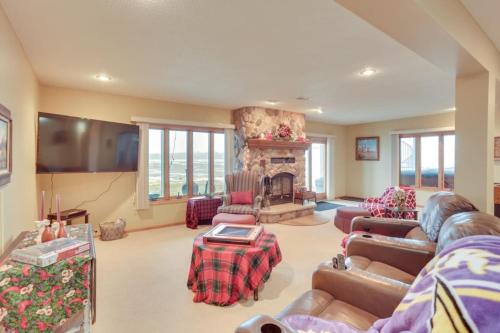 519) Massive 3 bedroom on the Lake