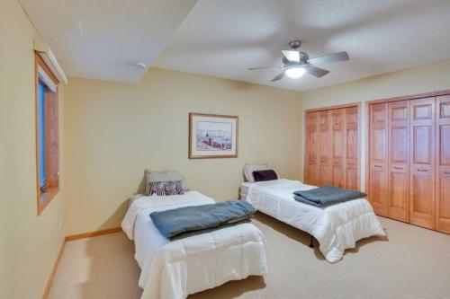 519) Massive 3 bedroom on the Lake