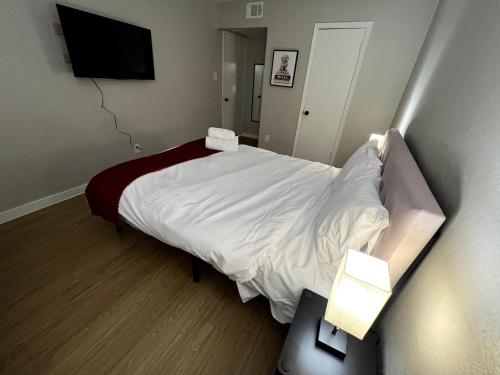 Pretty in Pink 2BR Retreat, 8 Min from DFW Airport Pretty in Pink 2BR Retreat, 8 Min from DFW Airport